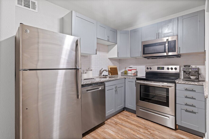 More Photos Of 3740 Wyandotte St, Kansas City Apartments For Sale