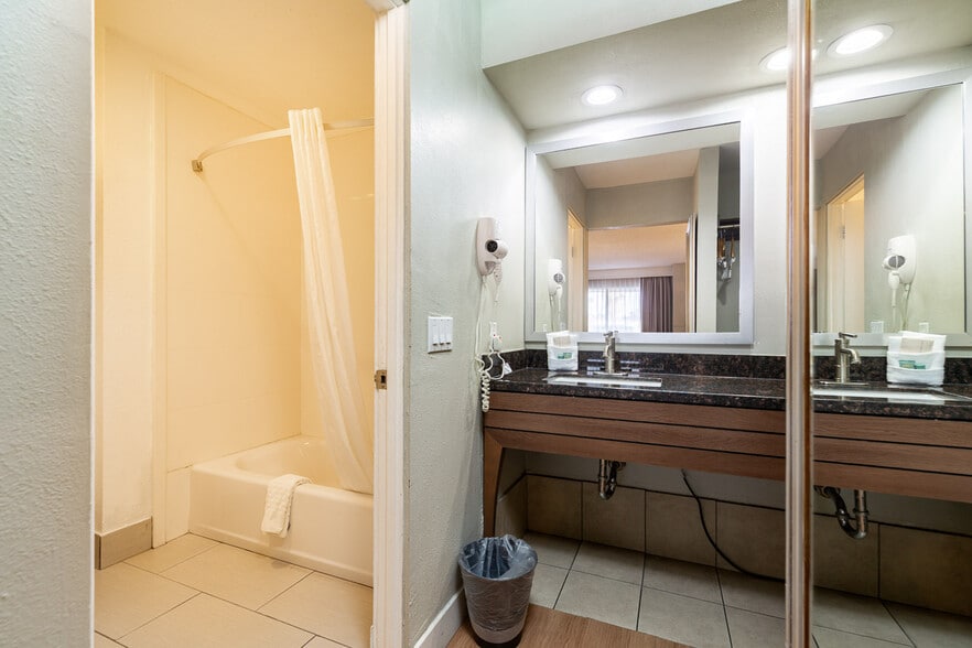 More Photos Of 1633 S Palm Canyon Dr, Palm Springs Hotel For Sale