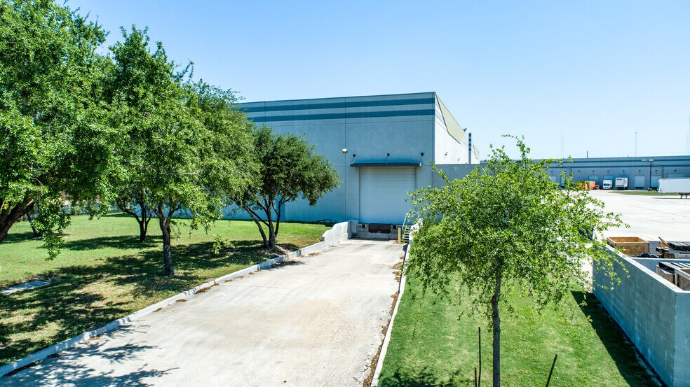 More Photos Of 1511 Industrial Dr, Missouri City Warehouse For Lease