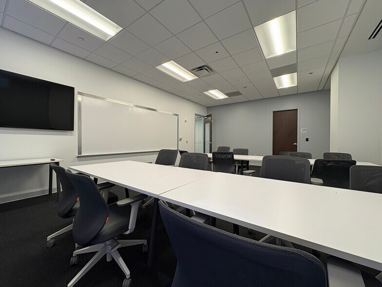 More Photos Of 221 N Kansas St, El Paso Office For Lease