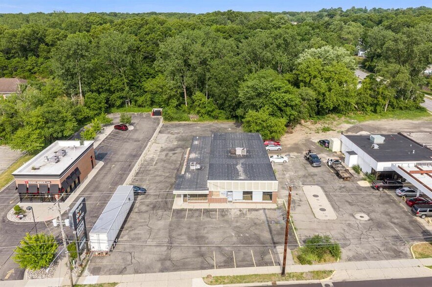 More Photos Of 2611 Alpine Ave, Grand Rapids Freestanding For Sale