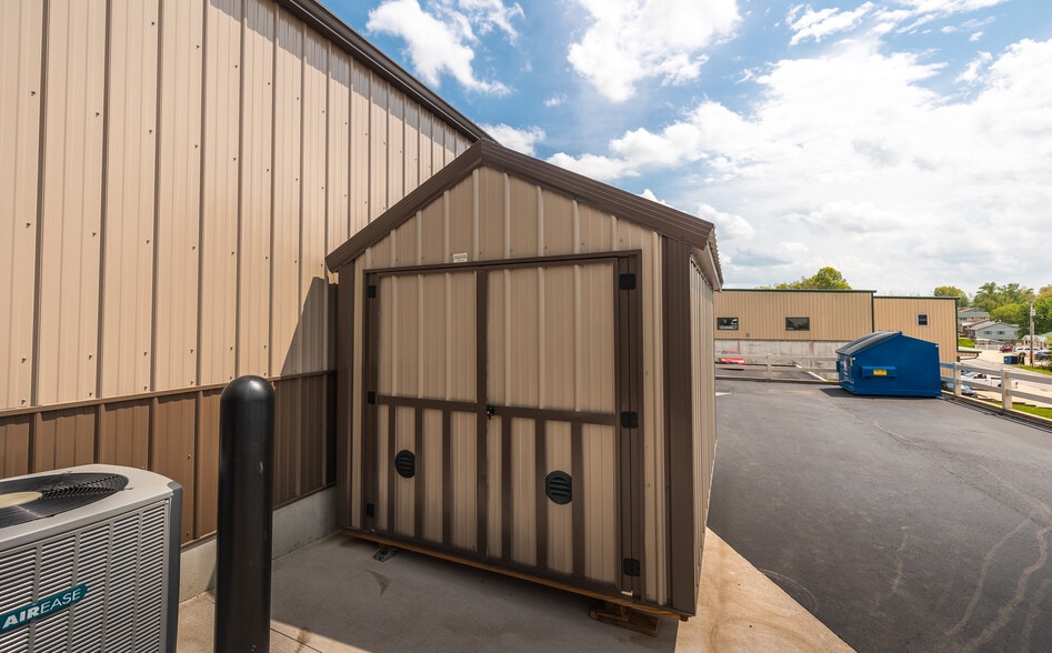 More Photos Of 1008 E Main St, Linn Auto Dealership For Sale