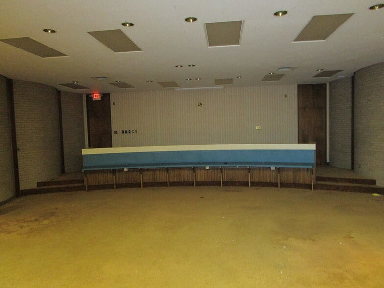 More Photos Of 700 W Houston St, Marshall Schools For Sale