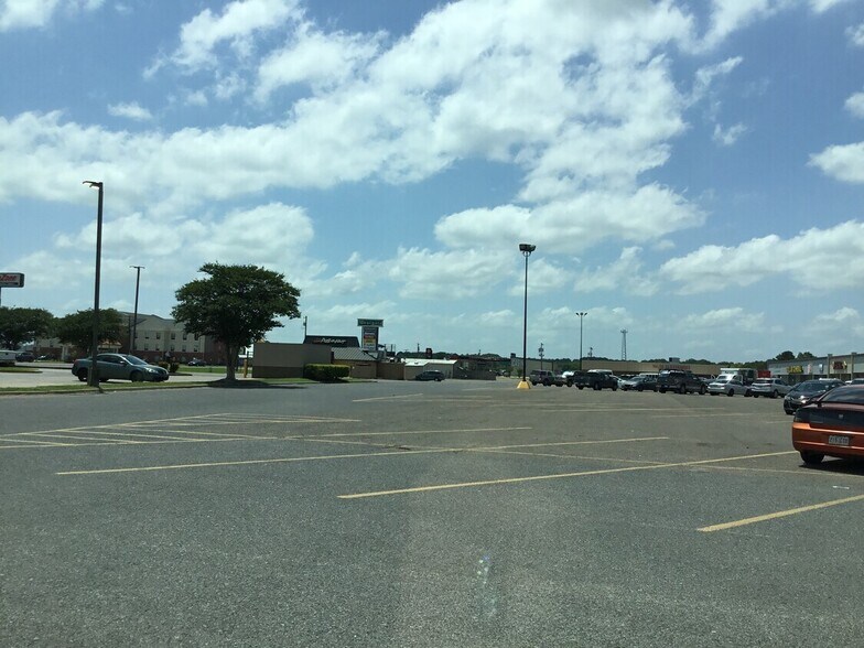 More Photos Of 2040-2302 W Laurel Ave, Eunice General Retail For Lease