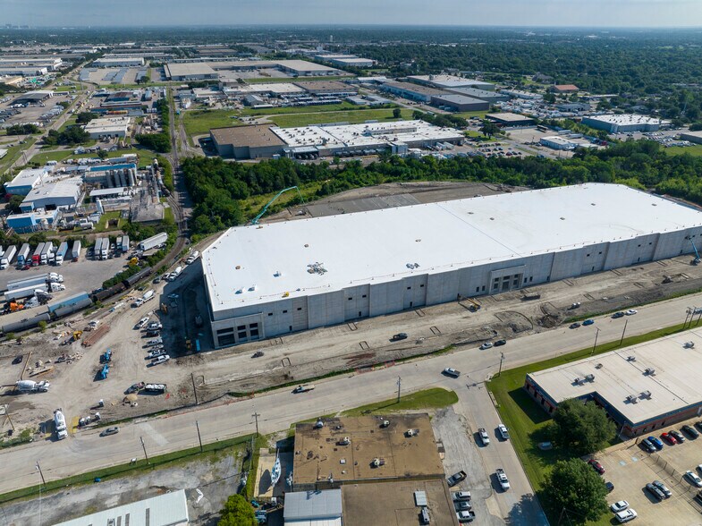 More Photos Of 2801 Wood Dr, Garland Distribution For Lease