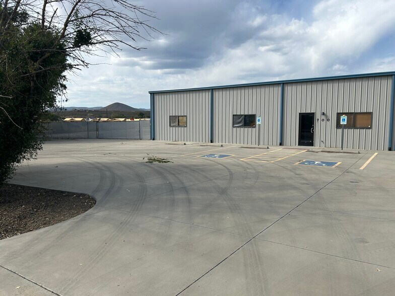 More Photos Of 700 S Bennett Dr, Dewey Warehouse For Lease