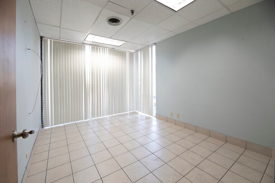 More Photos Of 820 Nicholas Blvd, Elk Grove Village Manufacturing For Lease