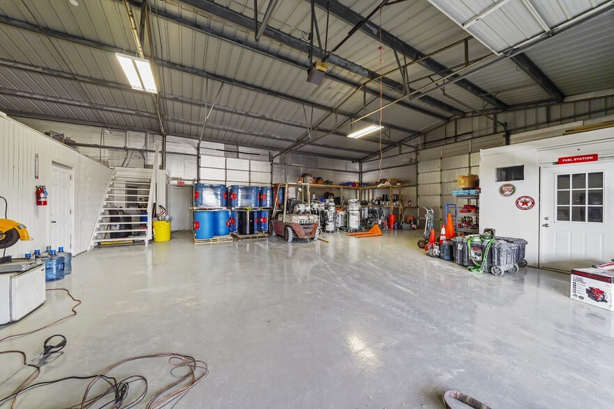 More Photos Of 6551 Calder Dr, Dickinson Warehouse For Sale