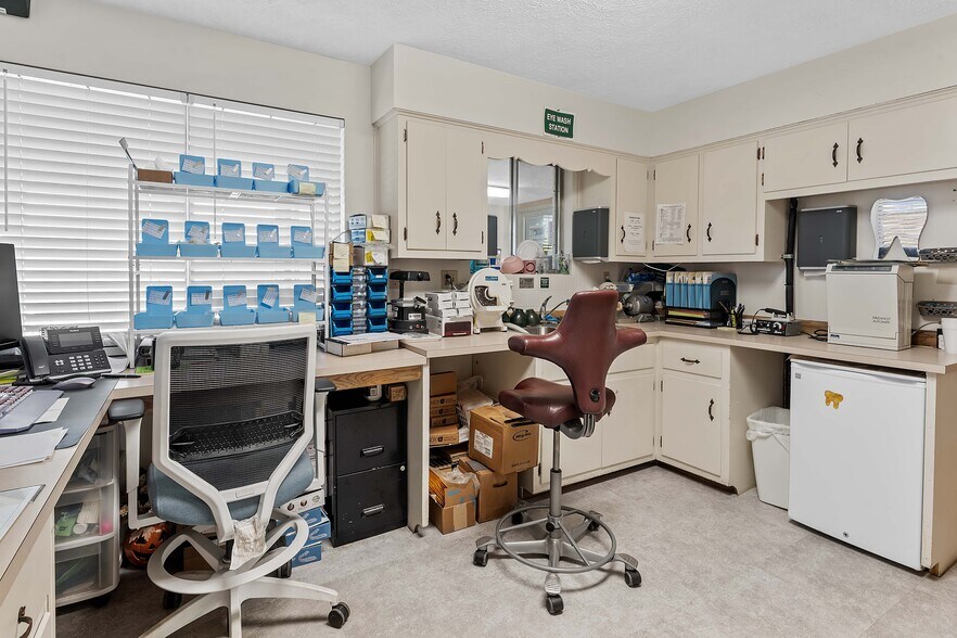 More Photos Of 711 N Pike St, Grafton Office For Sale