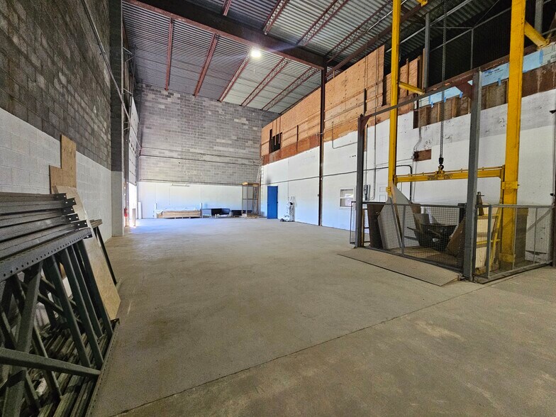 More Photos Of 43 Transport Ln, Pine Island Warehouse For Lease