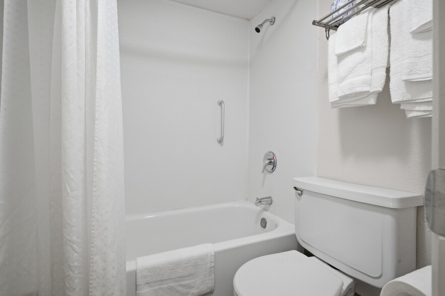 More Photos Of 100 W Wilson St, Valliant Hotel For Sale