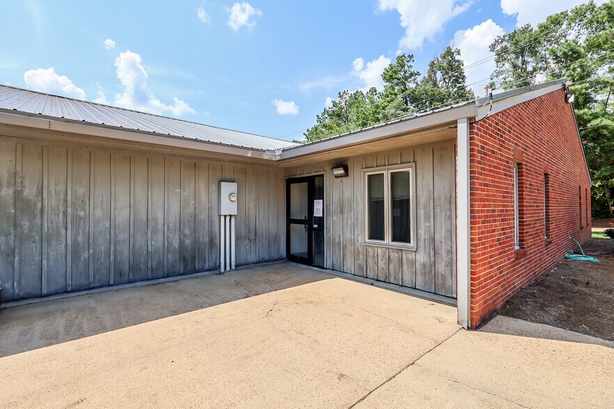More Photos Of 1487 Belk Blvd, Oxford Office For Sale