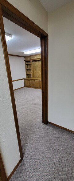 More Photos Of 813 E Darrow St, Shawnee Office For Lease