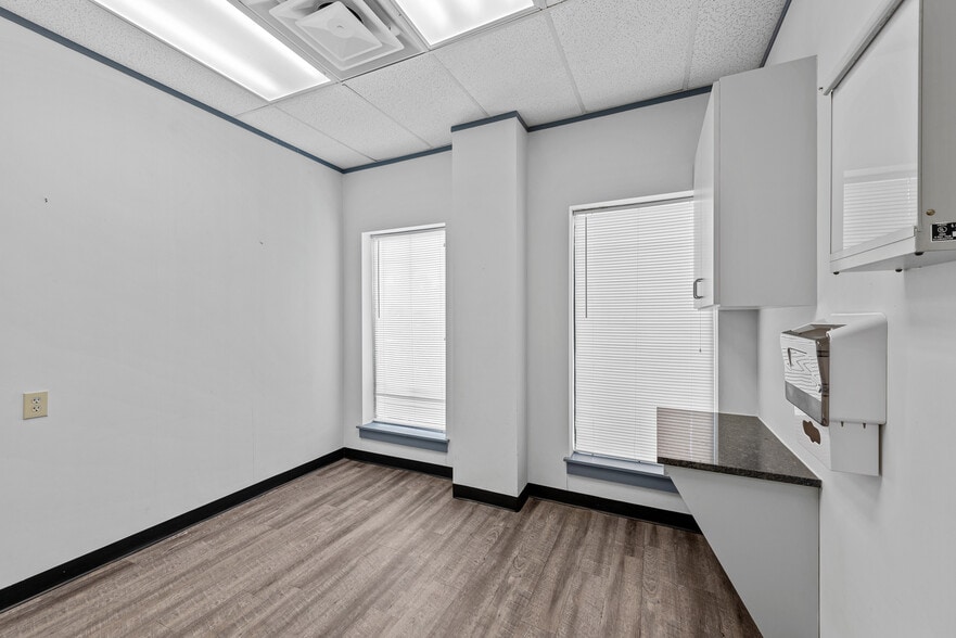 More Photos Of 630 W 34th St, Austin Medical For Lease