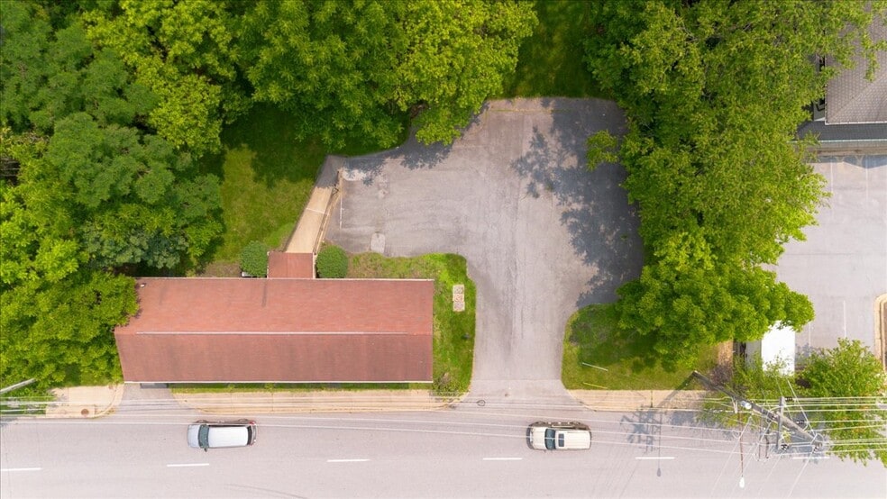 More Photos Of 104 W Ridgeville Blvd, Mount Airy Storefront Retail Office For Sale