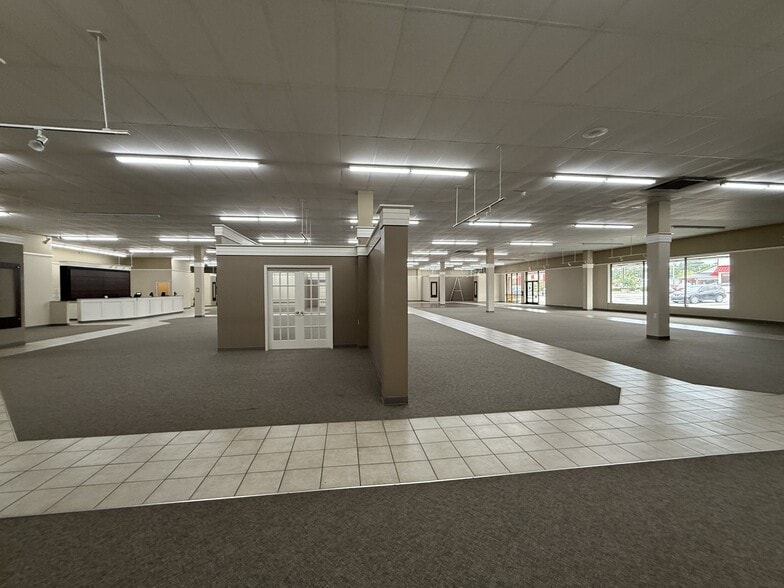 More Photos Of 221 S Poplar St, Elizabethtown General Retail For Lease