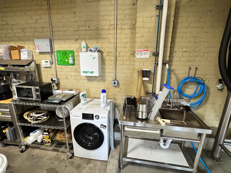 More Photos Of 585 E Thompson Blvd, Ventura Restaurant For Sale