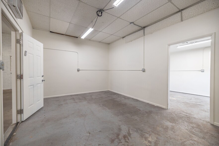 More Photos Of 2423 W Campbell Ave, Phoenix Warehouse For Lease