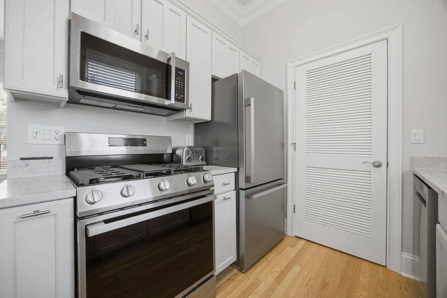 More Photos Of 574 East Ave NE, Atlanta Specialty For Sale
