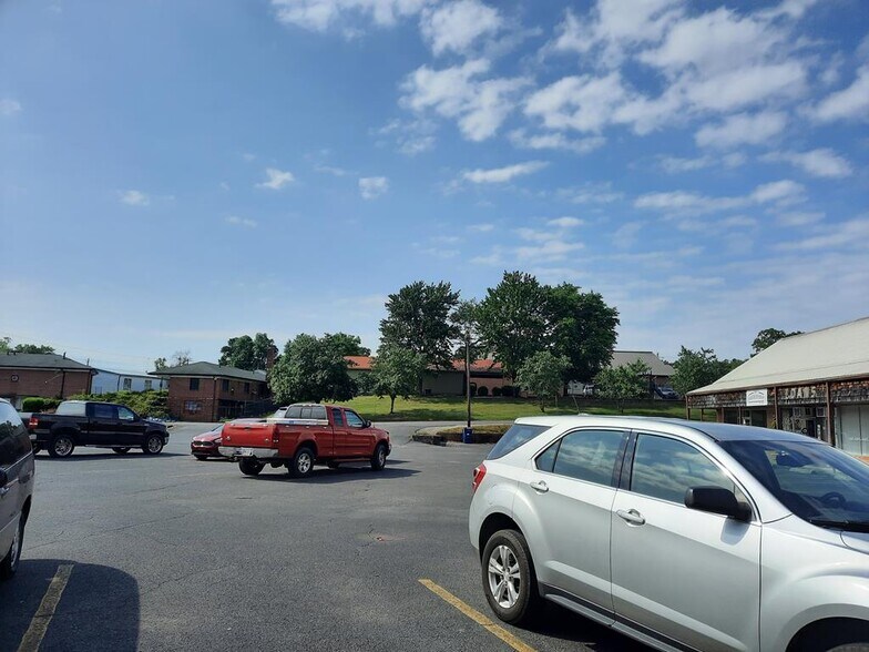 More Photos Of 105-121 Murray Plz, Chatsworth General Retail For Sale