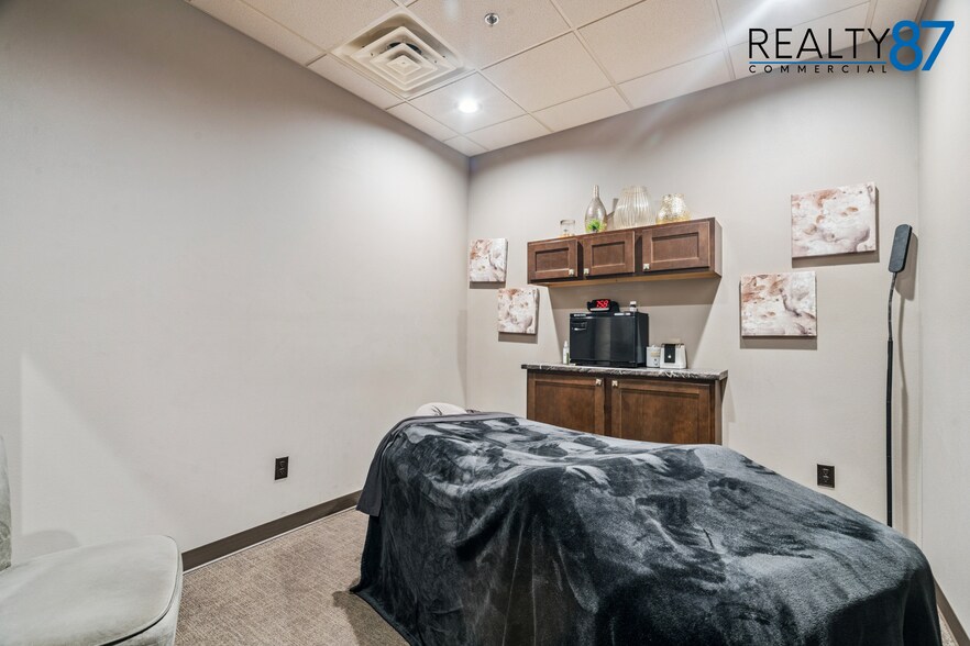 More Photos Of 2931 7th Ave, Marion General Retail For Lease