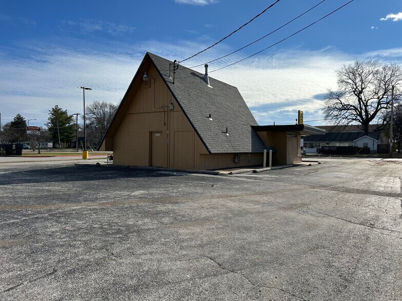 More Photos Of 1839 E Bennett St, Springfield Freestanding For Sale