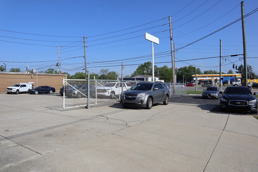 More Photos Of 1430 S High School Rd, Indianapolis Flex For Lease