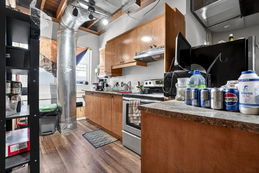 More Photos Of 1231-1233 Av Greene, Westmount Freestanding For Sale
