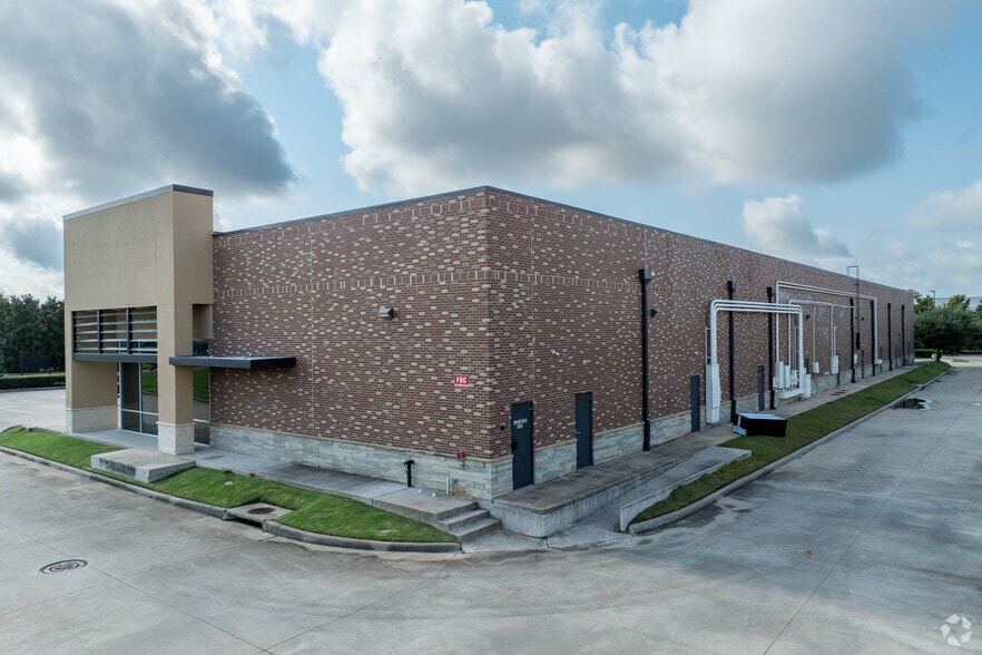More Photos Of 12920 University Blvd, Sugar Land Storefront For Sale