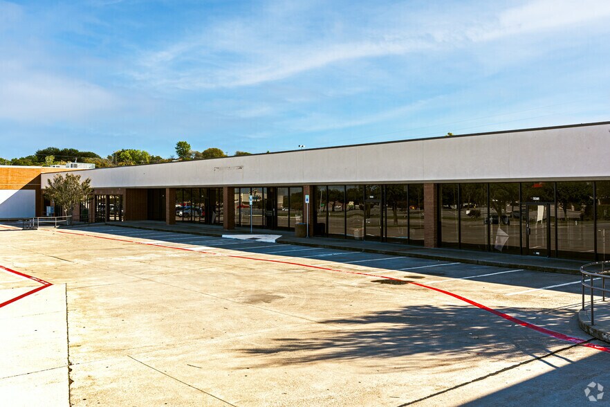 More Photos Of 6801-7049 Ridgmar Meadow Rd, Fort Worth Unknown For Lease