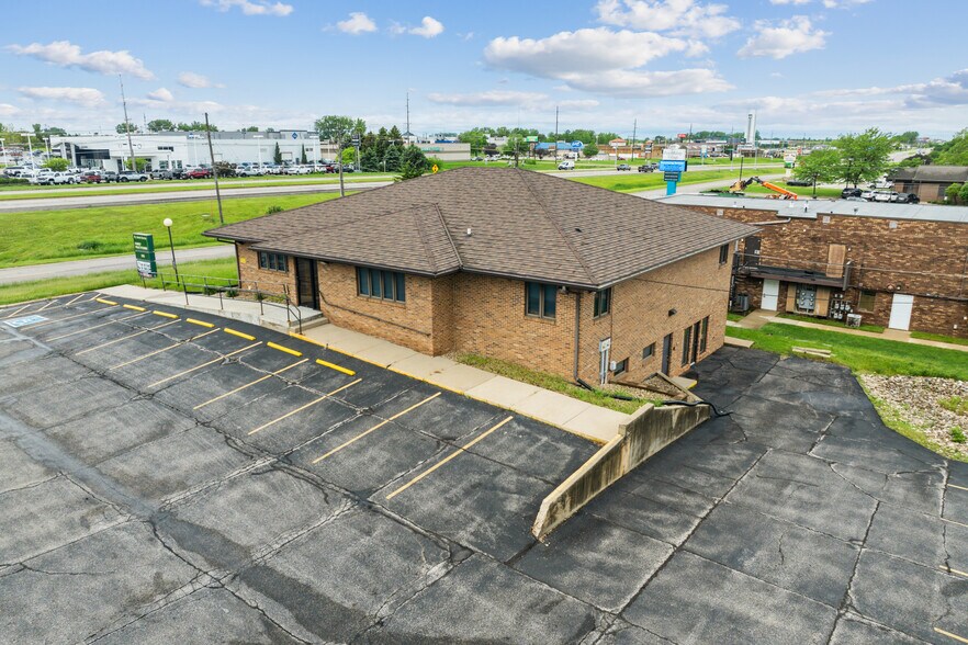 More Photos Of 305 E San Marnan Dr, Waterloo Medical For Sale