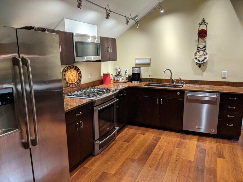 More Photos Of 6353 Ferguson St, Indianapolis Office For Lease
