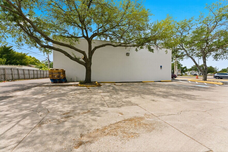 More Photos Of 4801 66th St N, Kenneth City General Retail For Sale