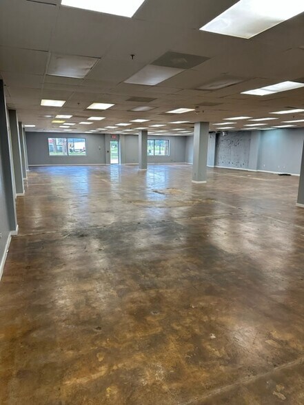 More Photos Of 207-213 E Park St, Freeport Office For Lease