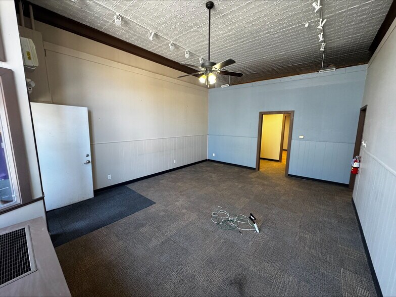 More Photos Of 903 Main St, Adel Office For Lease