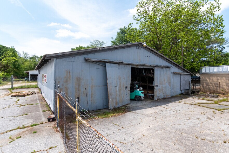 More Photos Of 2046 Laurens Rd, Greenville Freestanding For Lease