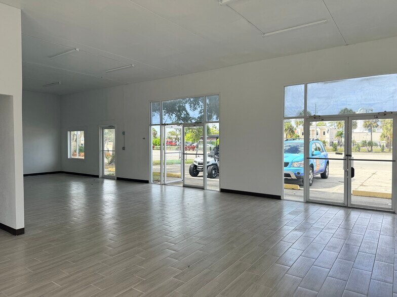 More Photos Of 448 E Venice Ave, Venice Freestanding For Lease