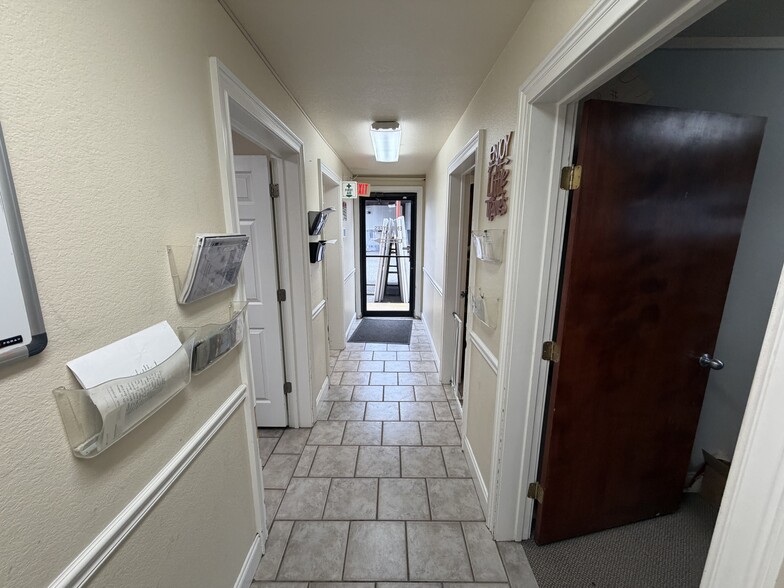 More Photos Of 18525 I-30 Hwy, Benton Showroom For Sale