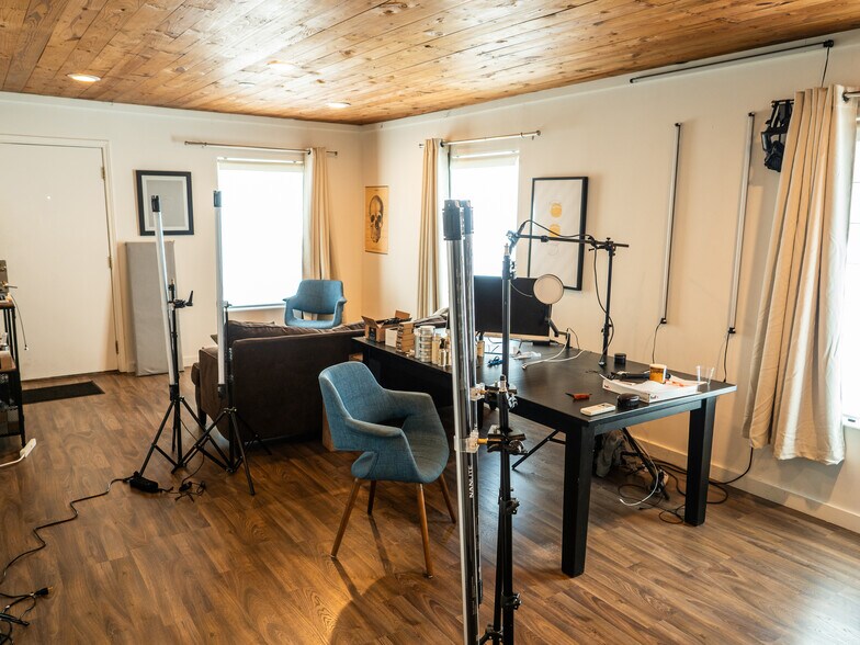 More Photos Of 1000 E 51st St, Austin Storefront Retail Office For Lease