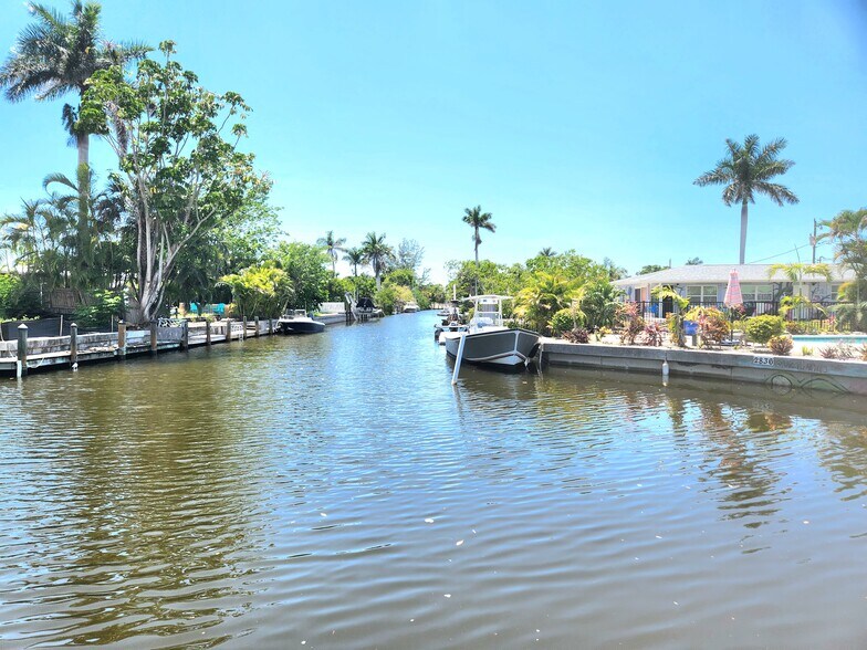 More Photos Of 3270 Bayshore Dr, Naples Freestanding For Sale