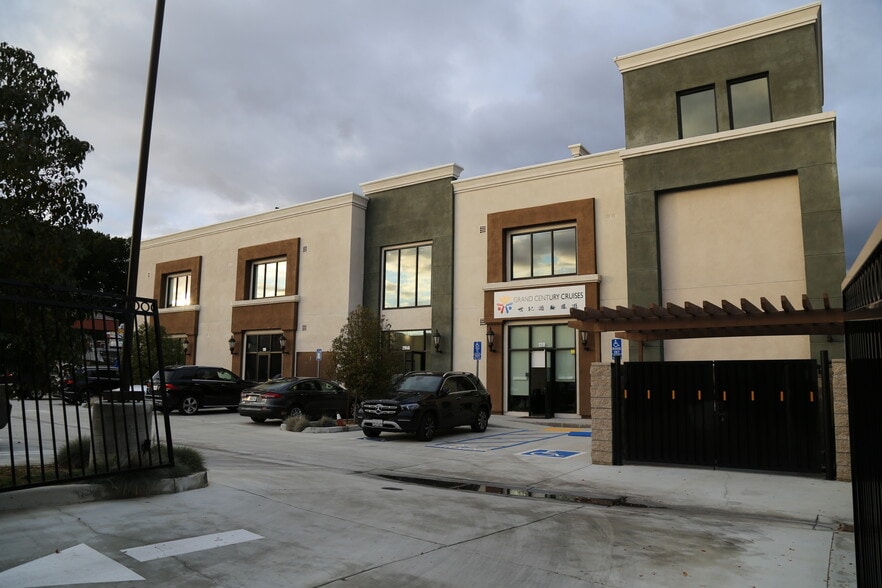 More Photos Of 2956 E Colorado Blvd, Pasadena General Retail For Lease