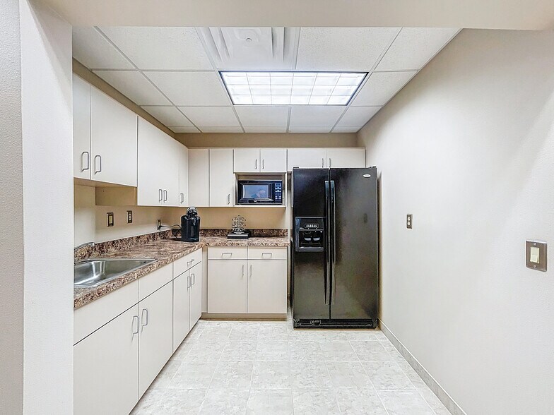 More Photos Of 5421 N 59th St, Tampa Office For Sale