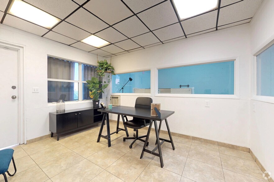 More Photos Of 4032-4046 NE 6th Ave, Oakland Park Warehouse For Lease