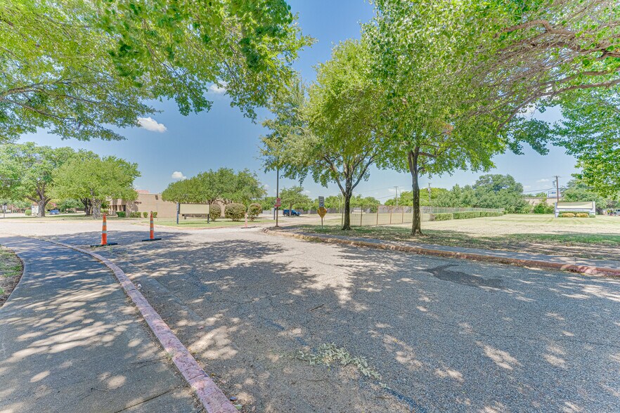 More Photos Of 2909 S Hampton Rd, Dallas Medical For Sale