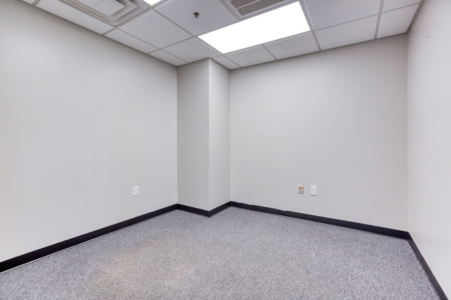 More Photos Of 1585 Access Rd, Covington Flex For Lease