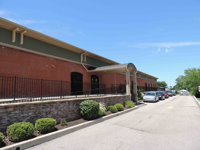 More Photos Of 435-437 E Main St, Greenwood Office For Lease