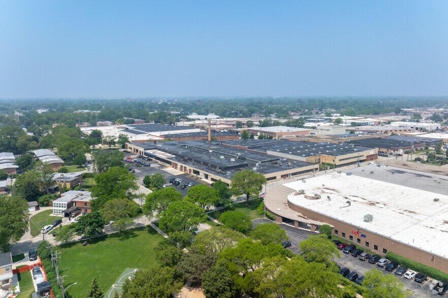 More Photos Of 3600-3690 W Pratt Ave, Lincolnwood Manufacturing For Lease