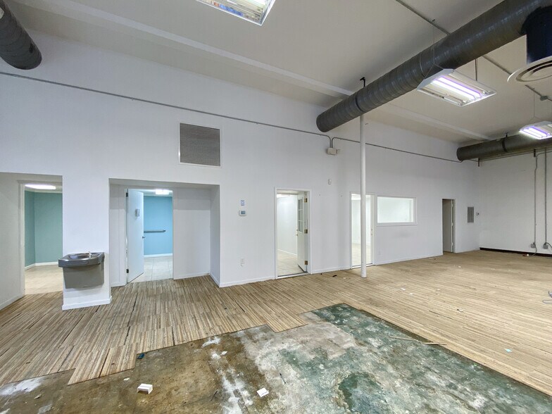 More Photos Of 120 E 42nd St, Savannah Bar For Lease