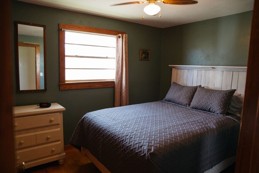 More Photos Of 128 River Rd, Marshall General Retail For Sale