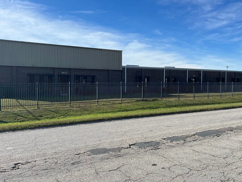 More Photos Of 8915 Maislin Dr, Tampa Warehouse For Lease